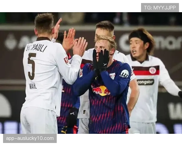 镜头下的落寞：莱比锡门将扑出点球后，球队仍遭绝杀